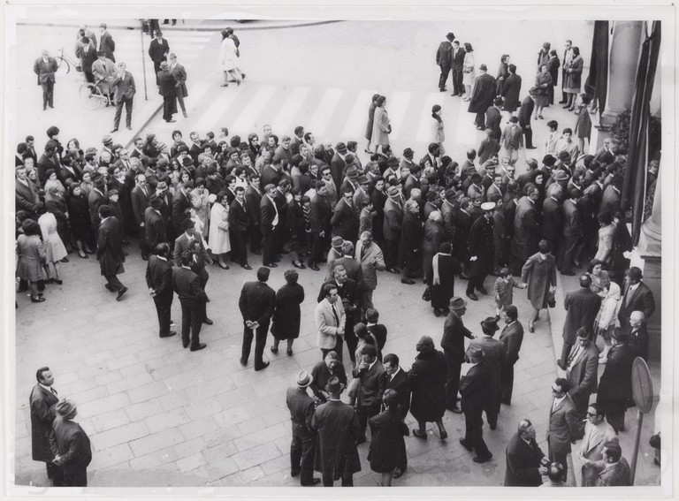 Gattatico-Reggio Emilia, 27-30 marzo 1970, Funerali di Alcide Cervi, coda di persone in attesa di entrare nella camera ardente ad omaggiare la salma di Papà Cervi